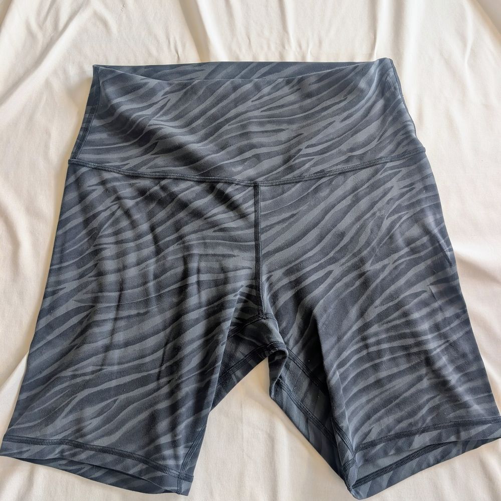 Lululemon High-Rise Zebra Print Align Shorts - Gray/Black - Picture 2 of 3